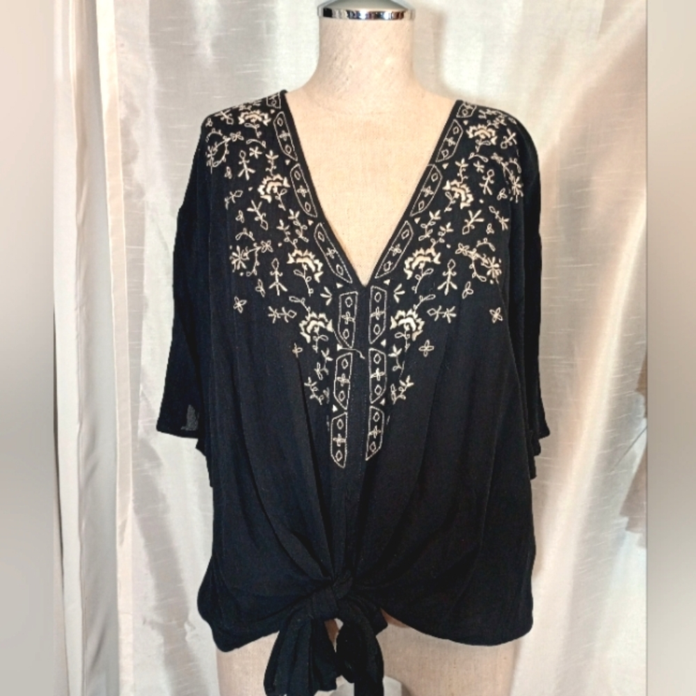 Eye Shadow TAG Crop TOP Embroidered,Shrt Sleeves Black/White, Waist tie,V-Neck,L
